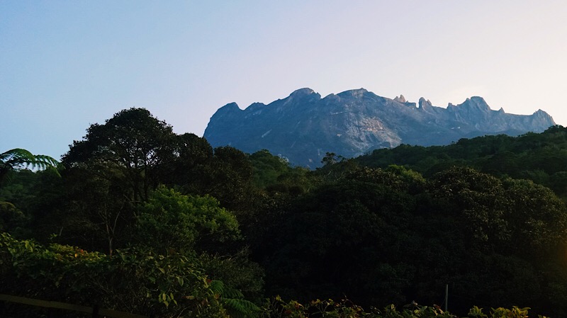 日出后的基纳巴卢山。图片来源:Coco Travel